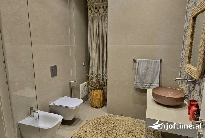 Shtepi ne shitje Vila Luksoze ne Durres, 3+1, Mobilimi E mobiluar, Pagesa 1,200,000  Euro.