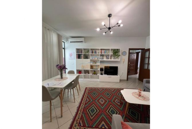 Shtepi me qera Apartament ne Tirane, 2+1, Mobilimi E mobiluar, Pagesa 600  Euro.