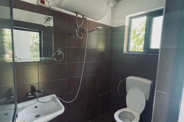 Shtepi me qera Shtepi Private ne Tirane, 1+1, Mobilimi E mobiluar, Pagesa 30,000  Leke.