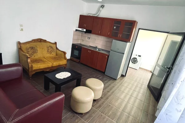 Shtepi me qera Shtepi Private ne Tirane, 1+1, Mobilimi E mobiluar, Pagesa 30,000  Leke.