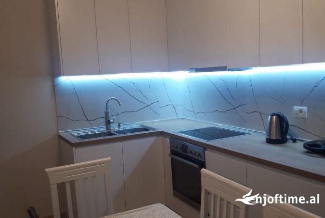 Shtepi me qera Apartament ne Tirane, 2+1, Mobilimi E mobiluar, Pagesa 80,000  Leke.