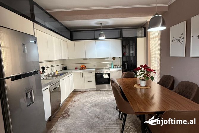 Shtepi ne shitje Apartament ne Tirane, 3+1, Mobilimi E mobiluar, Pagesa 308,000  Euro.