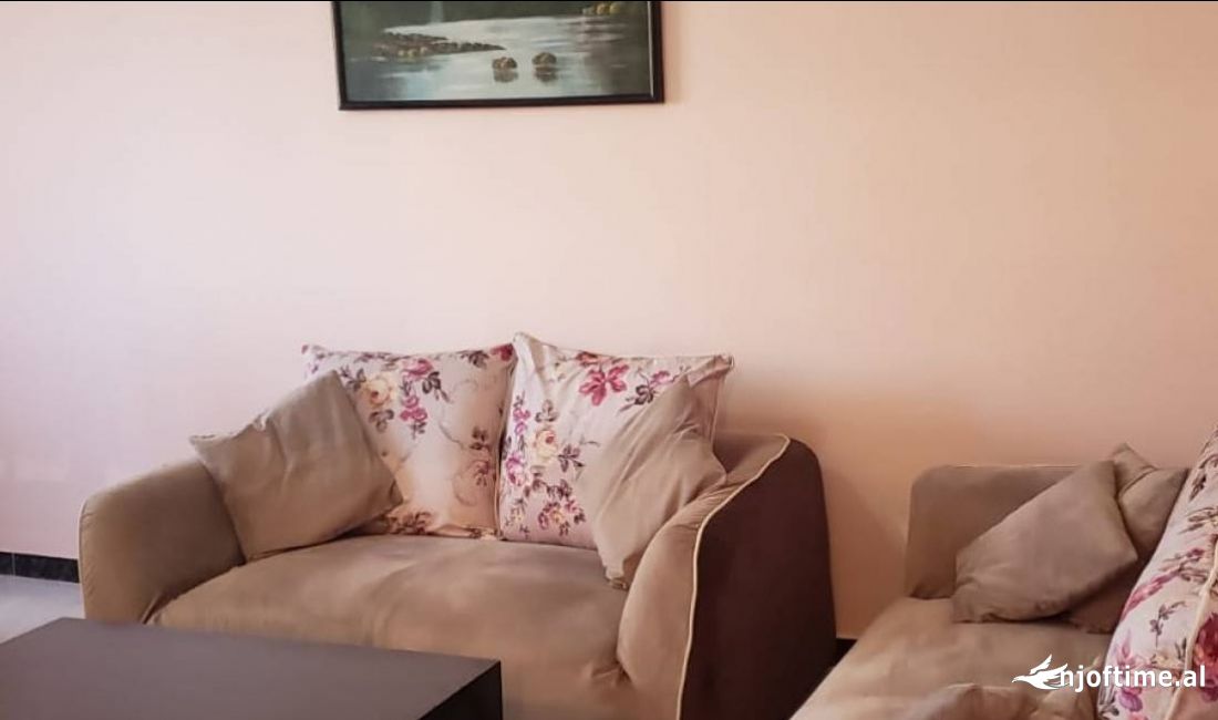 Shtepi ne shitje Apartament ne Tirane, 2+1, Mobilimi E mobiluar, Pagesa 88,000  Euro.