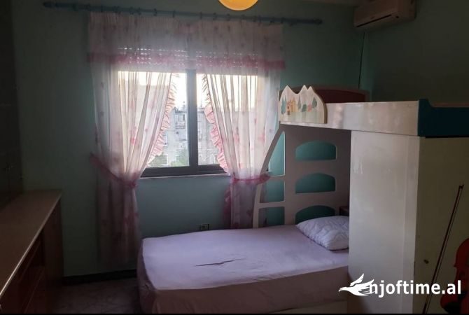 Shtepi ne shitje Apartament ne Tirane, 2+1, Mobilimi E mobiluar, Pagesa 88,000  Euro.