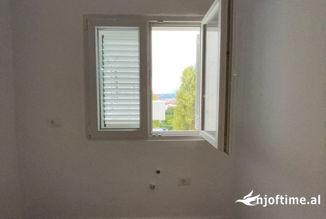 Shtepi ne shitje Apartament ne Tirane, 1+1, Mobilimi Bosh, pa mobiluar, Pagesa 75,000  Euro.