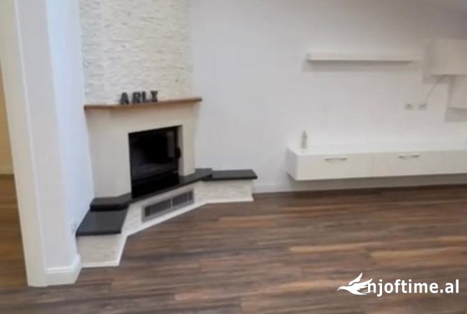 Shtepi me qera Penthose(kati i fundit panoramik) ne Tirane, 3+1, Mobilimi E mobiluar, Pagesa 1,500  Euro.