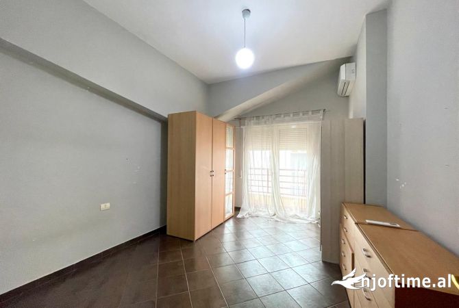 Shtepi me qera Papafingo(kati i catise) ne Tirane, 4+1, Mobilimi Bosh, pa mobiluar, Pagesa 1,200  Euro.