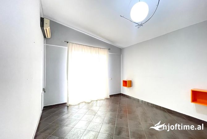 Shtepi me qera Papafingo(kati i catise) ne Tirane, 4+1, Mobilimi Bosh, pa mobiluar, Pagesa 1,200  Euro.