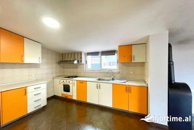 Shtepi me qera Papafingo(kati i catise) ne Tirane, 4+1, Mobilimi Bosh, pa mobiluar, Pagesa 1,200  Euro.