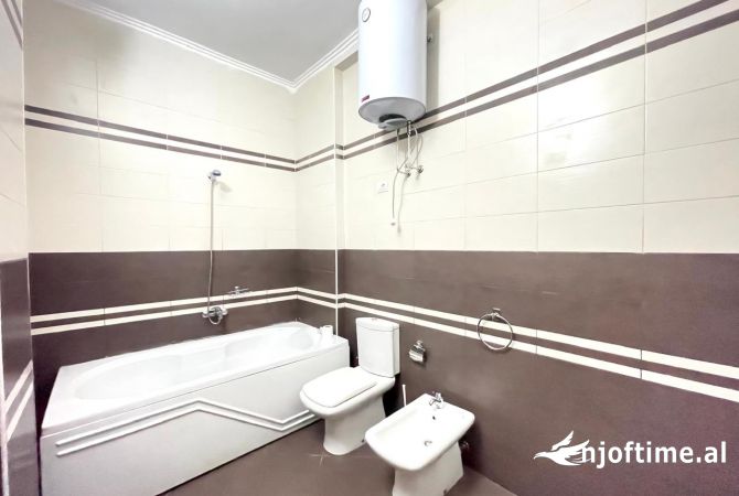 Shtepi me qera Papafingo(kati i catise) ne Tirane, 4+1, Mobilimi Bosh, pa mobiluar, Pagesa 1,200  Euro.