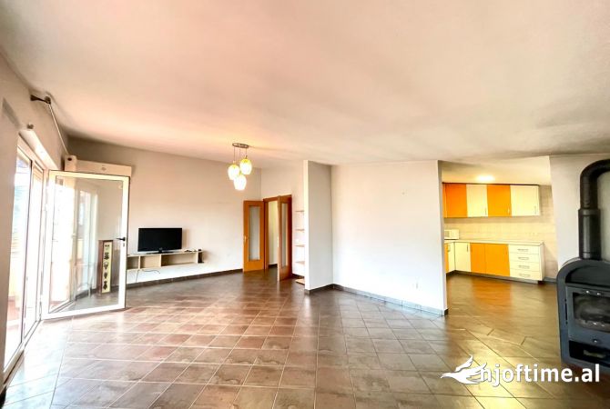 Shtepi me qera 4+1 ne Tirane - 1,200 Euro