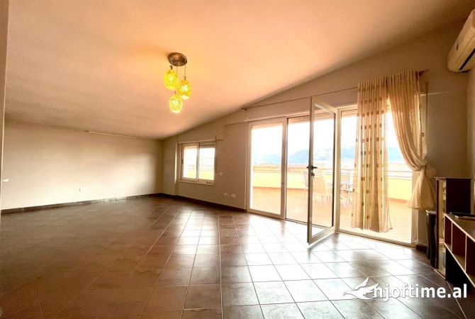 Shtepi me qera Papafingo(kati i catise) ne Tirane, 4+1, Mobilimi Bosh, pa mobiluar, Pagesa 1,200  Euro.