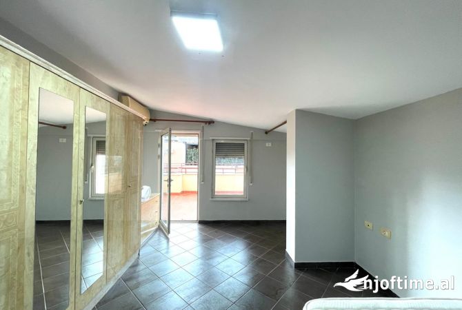 Shtepi me qera Papafingo(kati i catise) ne Tirane, 4+1, Mobilimi Bosh, pa mobiluar, Pagesa 1,200  Euro.