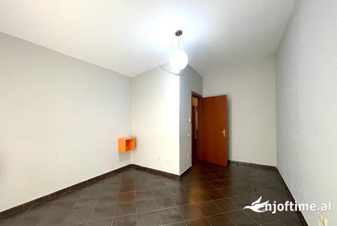 Shtepi me qera Papafingo(kati i catise) ne Tirane, 4+1, Mobilimi Bosh, pa mobiluar, Pagesa 1,200  Euro.