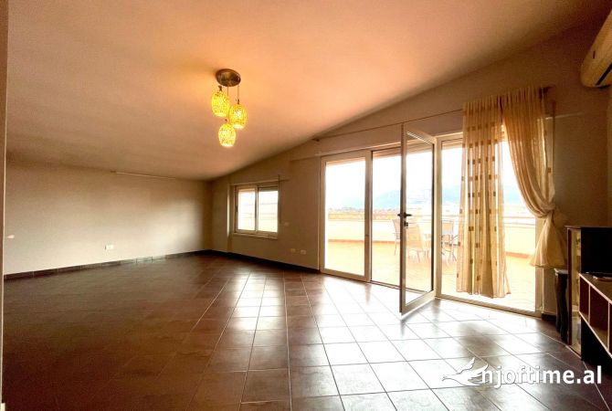 Shtepi me qera Papafingo(kati i catise) ne Tirane, 4+1, Mobilimi Bosh, pa mobiluar, Pagesa 1,200  Euro.