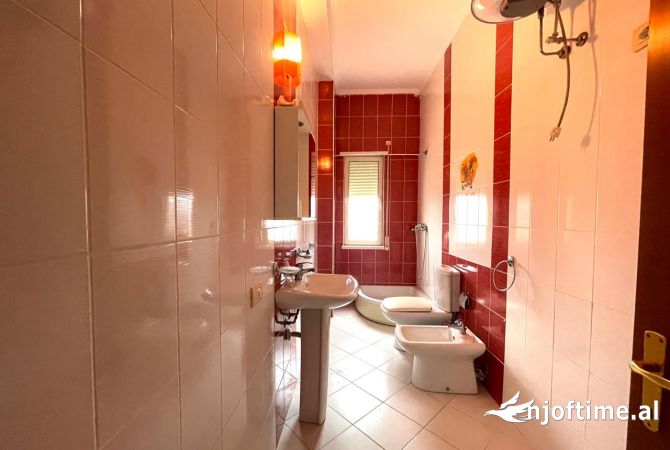 Shtepi me qera Papafingo(kati i catise) ne Tirane, 4+1, Mobilimi Bosh, pa mobiluar, Pagesa 1,200  Euro.