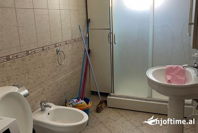 Shtepi ne shitje Apartament ne Tirane, 2+1, Mobilimi Bosh, pa mobiluar, Pagesa 165,000  Euro.