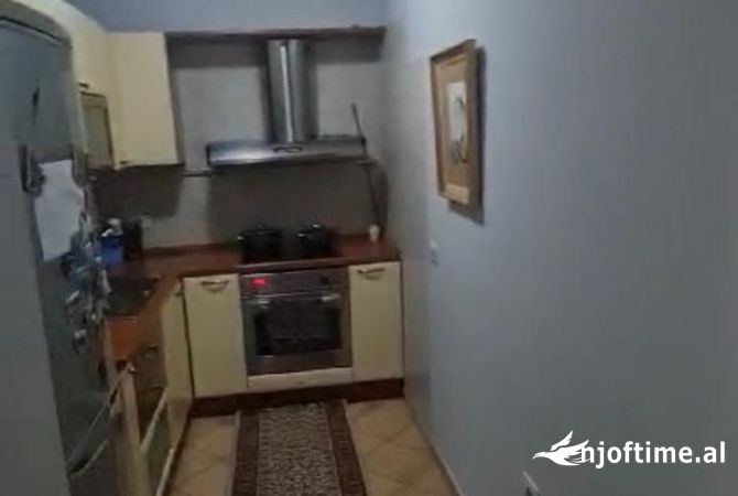 Shtepi me qera Apartament ne Tirane, 2+1, Mobilimi E mobiluar, Pagesa 580  Euro.