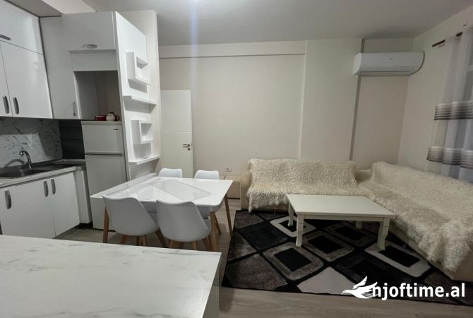 Shtepi me qera Apartament ne Tirane, 3+1, Mobilimi E mobiluar, Pagesa 600  Euro.