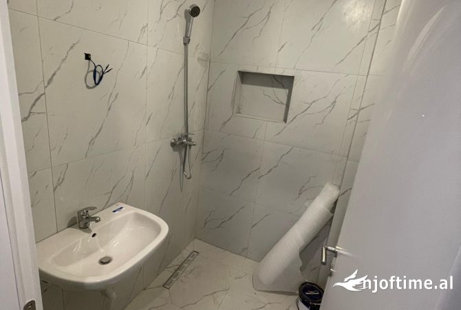 Shtepi ne shitje Apartament ne Tirane, 1+1, Mobilimi Bosh, pa mobiluar, Pagesa 115,000  Euro.