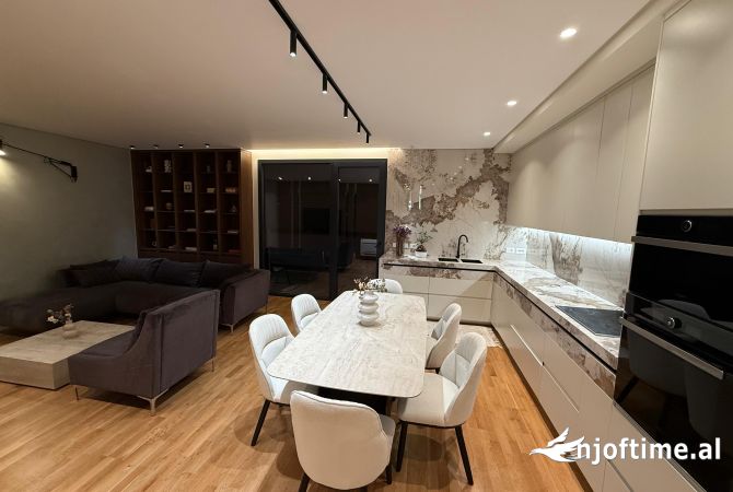 Shtepi me qera Apartament ne Tirane, 3+1, Mobilimi E mobiluar, Pagesa 2,000  Euro.