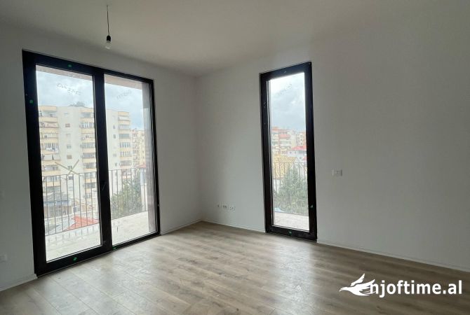 Shtepi ne shitje Apartament ne Tirane, 1+1, Mobilimi Bosh, pa mobiluar, Pagesa 294,000  Euro.