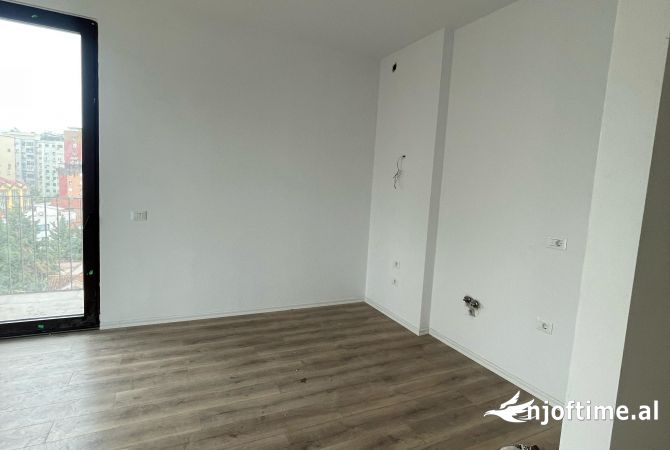 Shtepi ne shitje Apartament ne Tirane, 1+1, Mobilimi Bosh, pa mobiluar, Pagesa 294,000  Euro.