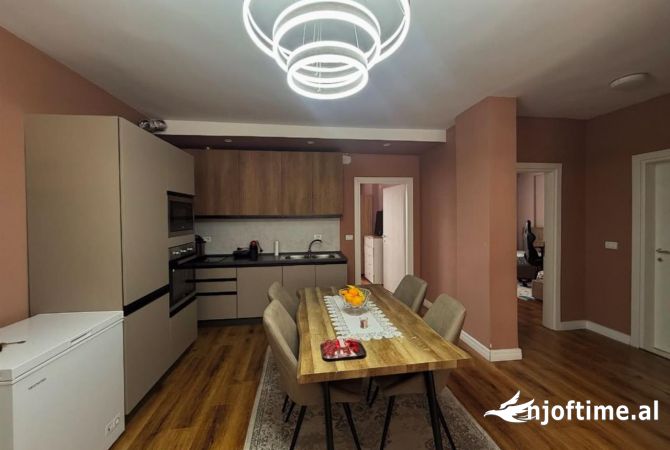 Shtepi ne shitje Apartament ne Tirane, 3+1, Mobilimi E mobiluar, Pagesa 250,000  Euro.