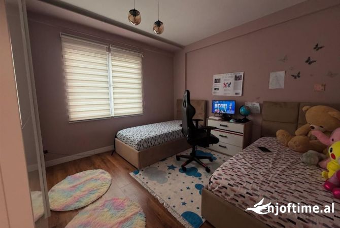 Shtepi ne shitje Apartament ne Tirane, 3+1, Mobilimi E mobiluar, Pagesa 250,000  Euro.