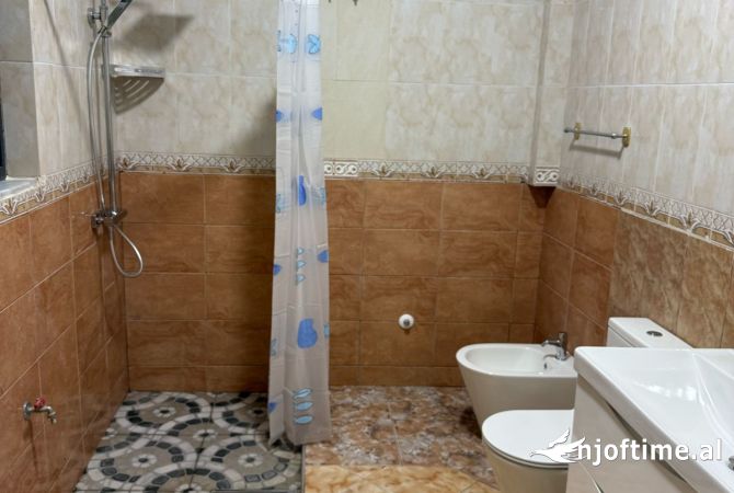 Shtepi me qera Apartament ne Tirane, 2+1, Mobilimi E mobiluar, Pagesa 50,000  Leke.