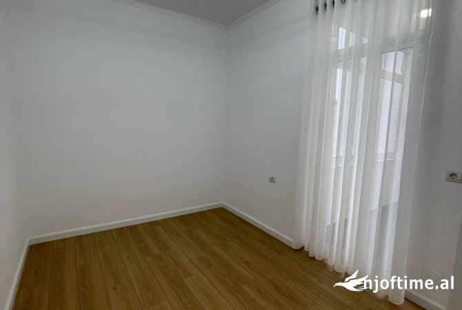 Shtepi ne shitje Apartament ne Tirane, 2+1, Mobilimi E mobiluar, Pagesa 150,000  Euro.