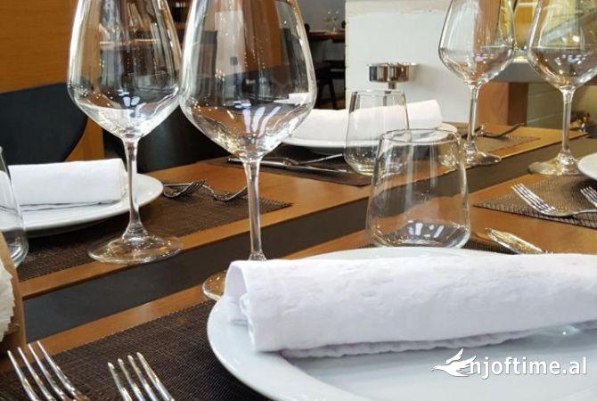 Ambient biznesi me qera 2+1 ne Tirane - 2,000 Euro