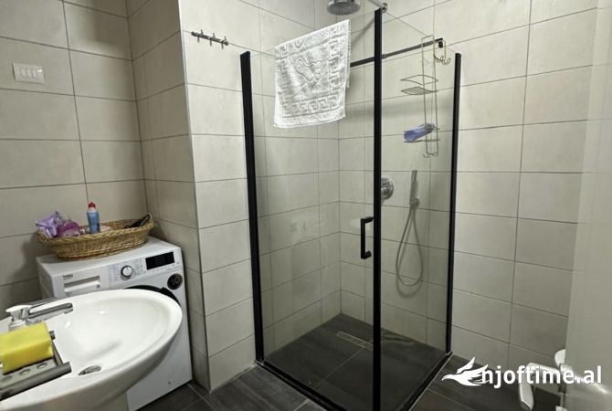 Shtepi me qera Penthose(kati i fundit panoramik) ne Tirane, 2+1, Mobilimi E mobiluar, Pagesa 900  Euro.