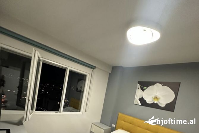 Shtepi me qera Penthose(kati i fundit panoramik) ne Tirane, 2+1, Mobilimi E mobiluar, Pagesa 900  Euro.