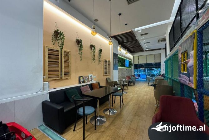 Ambient biznesi me qera 2+1 ne Tirane - 1,200 Euro
