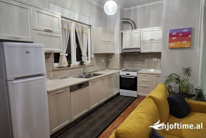 Shtepi me qera Apartament ne Tirane, 2+1, Mobilimi E mobiluar, Pagesa 800  Euro.
