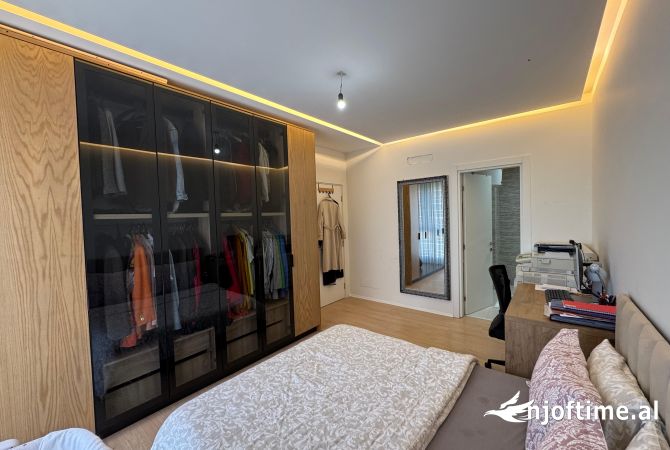 Shtepi ne shitje Apartament ne Tirane, 2+1, Mobilimi E mobiluar, Pagesa 245,000  Euro.