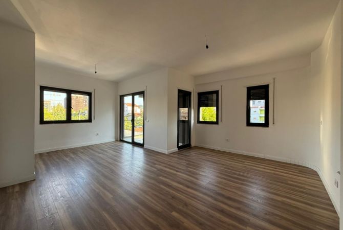 Ambient biznesi me qera 3+1 ne Tirane - 550 Euro