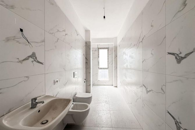 Shtepi ne shitje Apartament ne Tirane, 3+1, Mobilimi Bosh, pa mobiluar, Pagesa 230,000  Euro.