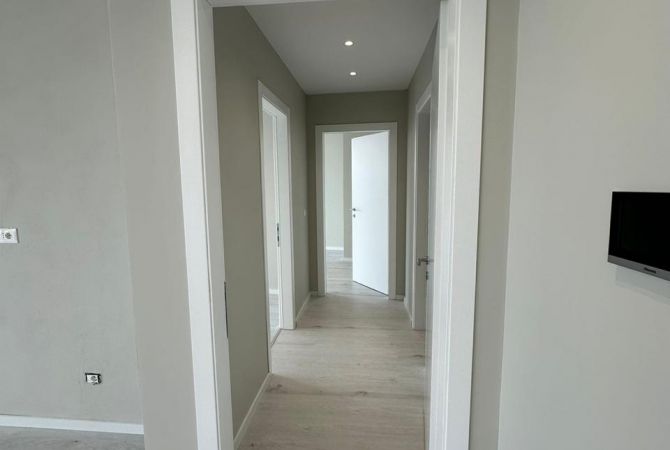 Ambient biznesi me qera 3+1 ne Tirane - 1,300 Euro