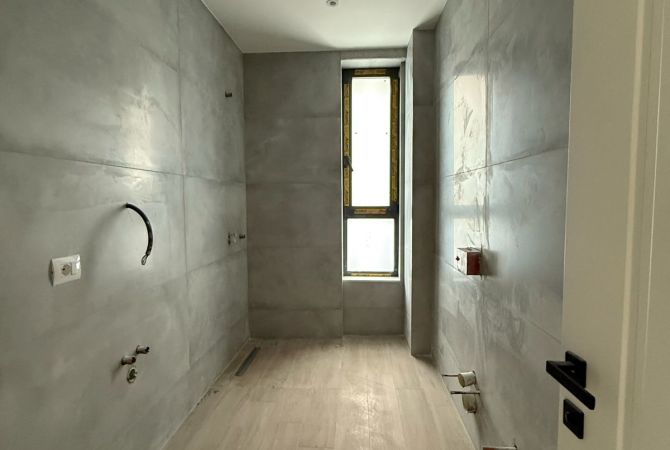 Shtepi ne shitje Apartament ne Tirane, 3+1, Mobilimi Bosh, pa mobiluar, Pagesa 250,000  Euro.