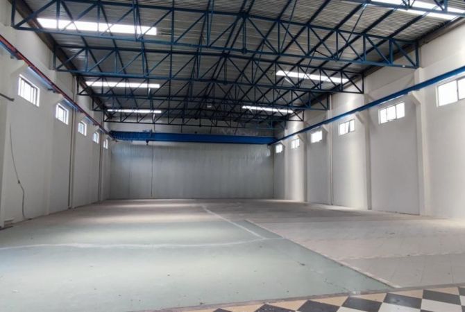 Ambiente Commerciale in Affitto 4+1 a Tirana - 4,500 Euro