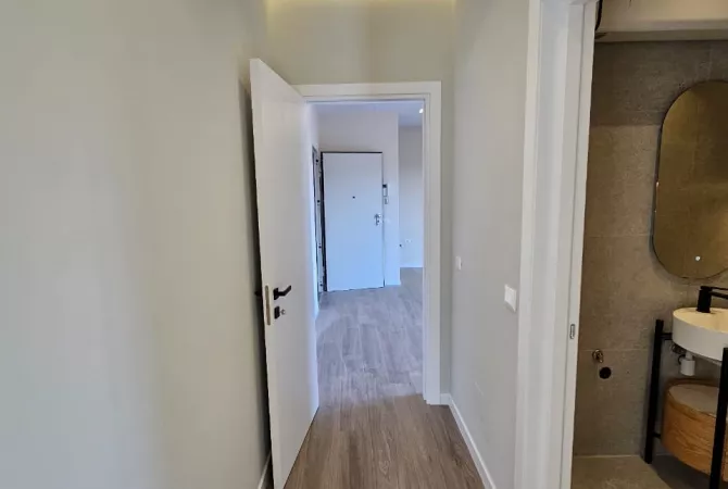 Ambiente Commerciale in Affitto 3+1 a Tirana - 1,300 Euro