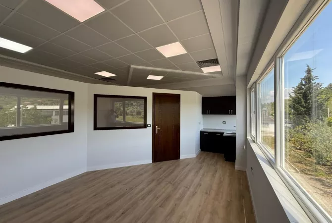 Ambiente Commerciale in Affitto 4+1 a Tirana - 2,625 Euro