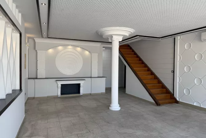 Ambiente Commerciale in Affitto 4+1 a Tirana - 2,625 Euro
