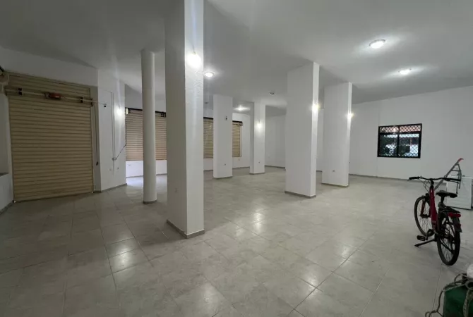 Ambiente Commerciale in Affitto 3+1 a Tirana - 1,500 Euro