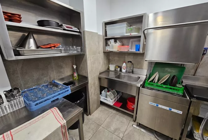 Ambiente Commerciale in Affitto 2+1 a Tirana - 1,700 Euro