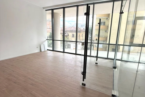 Business Property for Rent 3+1 in Tirana - 75,000 Leke