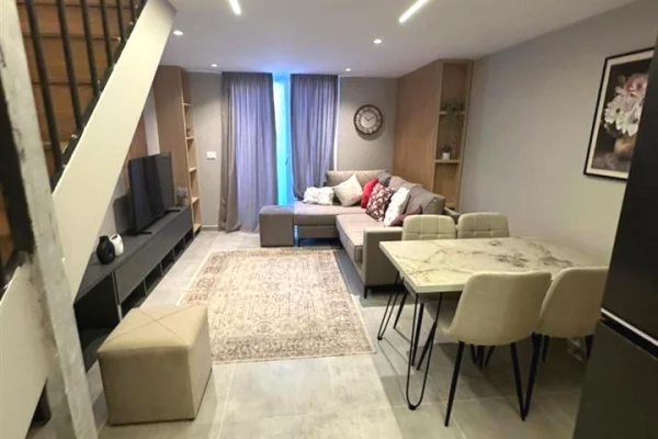 Shtepi ne shitje Duplex(shtepi me 2 kate) ne Tirane, 1+1, Mobilimi E mobiluar, Pagesa 119,000  Euro.