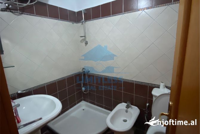 Jepet me qera Ambient 4+1+3 me sip. 150 m2 per Zyra, AirBnb ose Banim